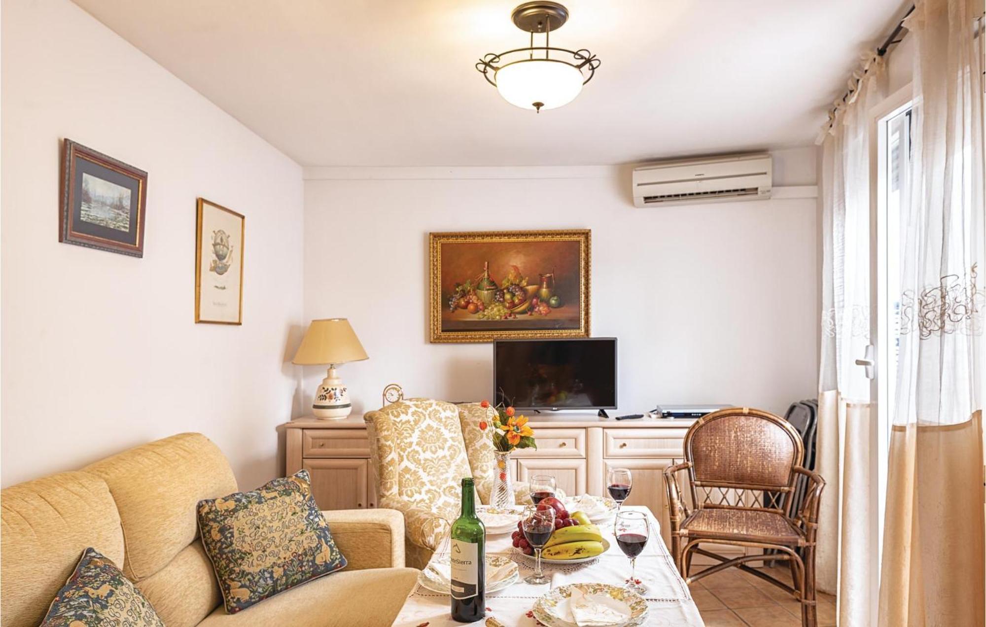Beautiful Apartment In Cordoba With Kitchenette Eksteriør billede